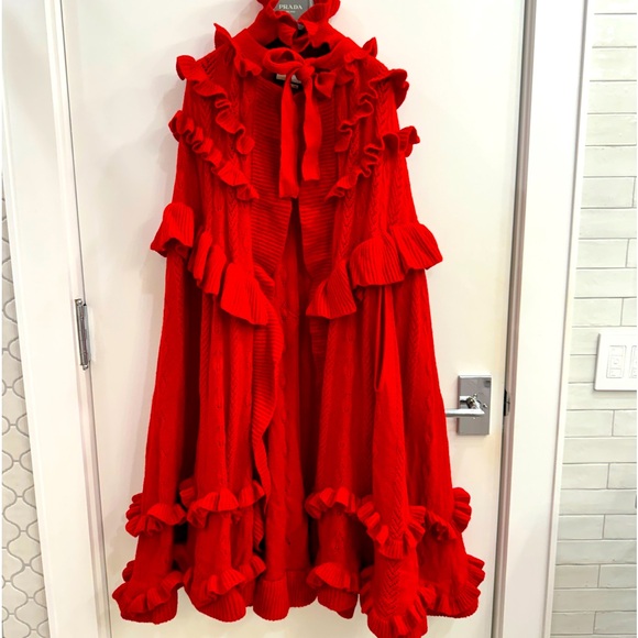 GUCCI Red Ruffled Cape (wool) Worn a handful of times with care. One size - Picture 2 of 5